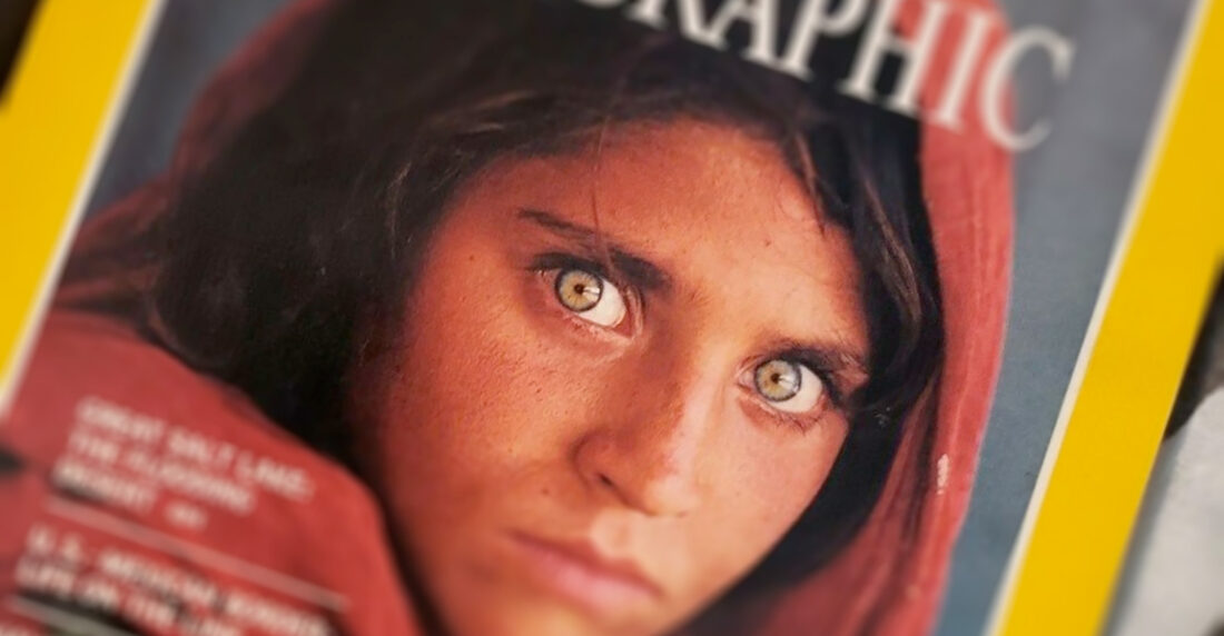 La famosa "niña afgana" huyó del régimen Talibán y está en Italia