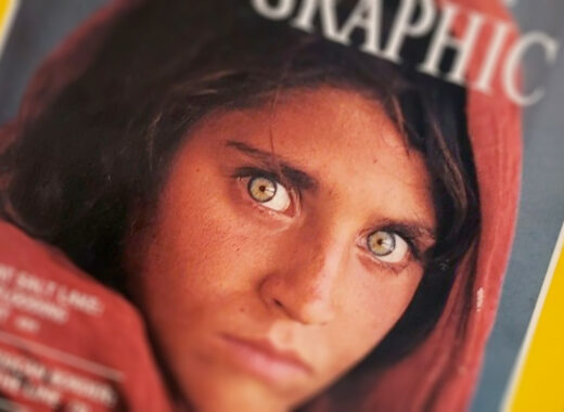La famosa "niña afgana" huyó del régimen Talibán y está en Italia