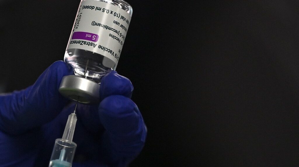 Una "atracción fatal" es lo que desencadena trombos con la vacuna de AstraZeneca