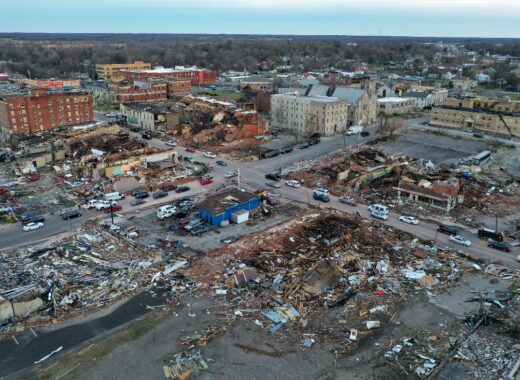 Desesperado rescate en fábrica arrasada por tornados con 110 personas dentro