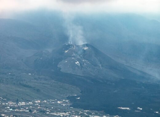 Volcán de La Palma se enfría y la gente sueña con reconstrucción