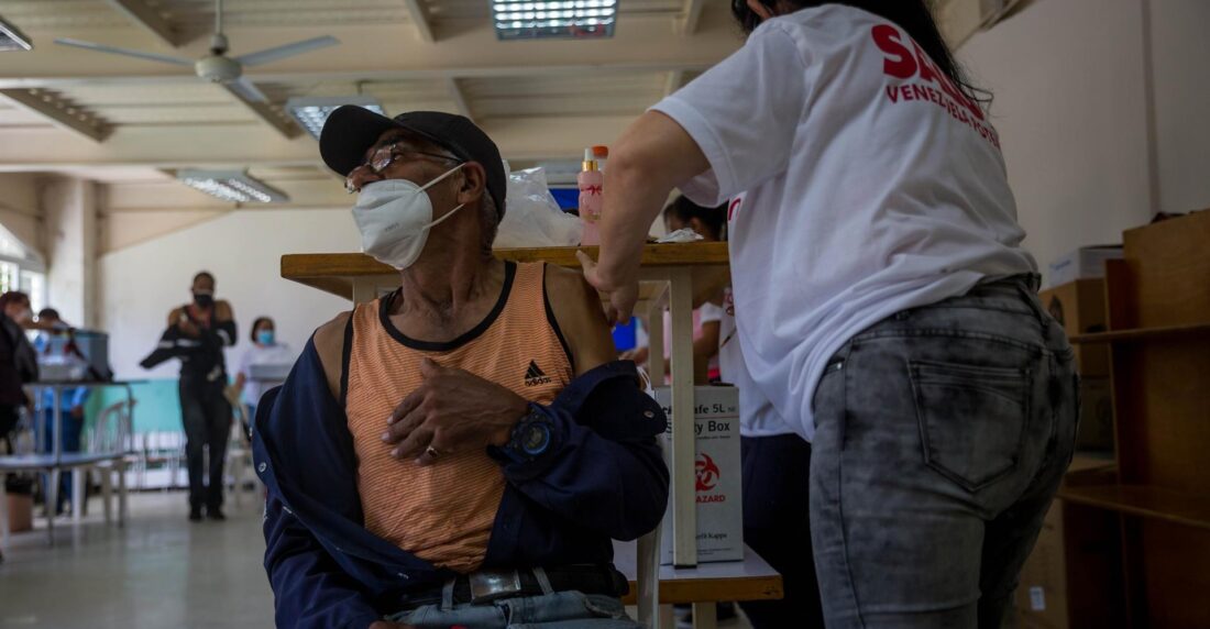 Médicos Unidos de Venezuela: dosis de refuerzo contra covid-19 es urgente