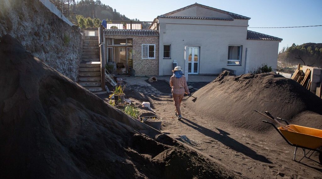 Los vecinos de La Palma vuelven a sus casas a pelear contra un mar de cenizas (Fotos)