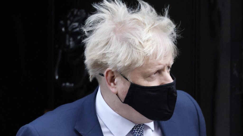 Más fiestas en Downing Street hunden por completo a Boris Johnson