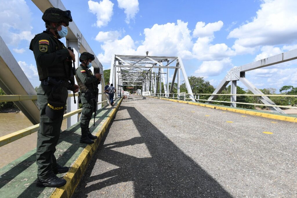 Policía de Colombia en la frontera