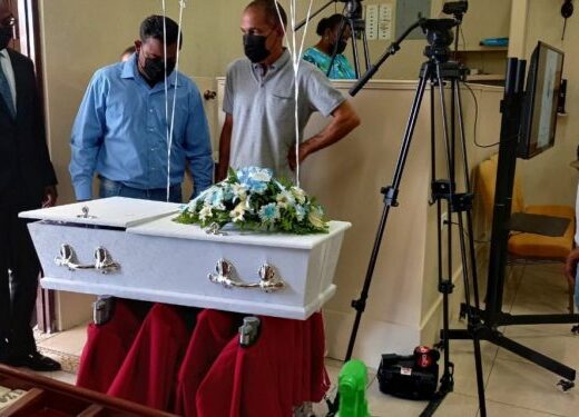 Detuvieron a la madre del bebé asesinado en Trinidad mientras lo sepultaban