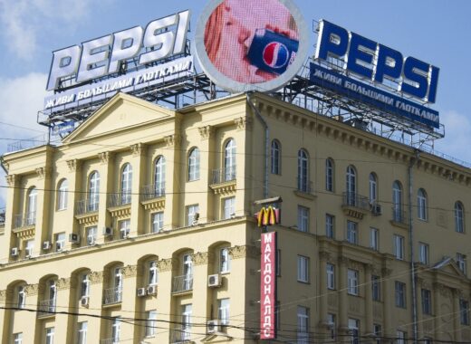 Coca Cola, Pepsi, McDonald's y Starbucks ceden a la presión pública y dejan Rusia
