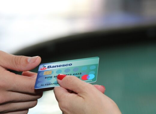 Banesco habilita pagos con tarjeta de débito desde cuenta en dólares