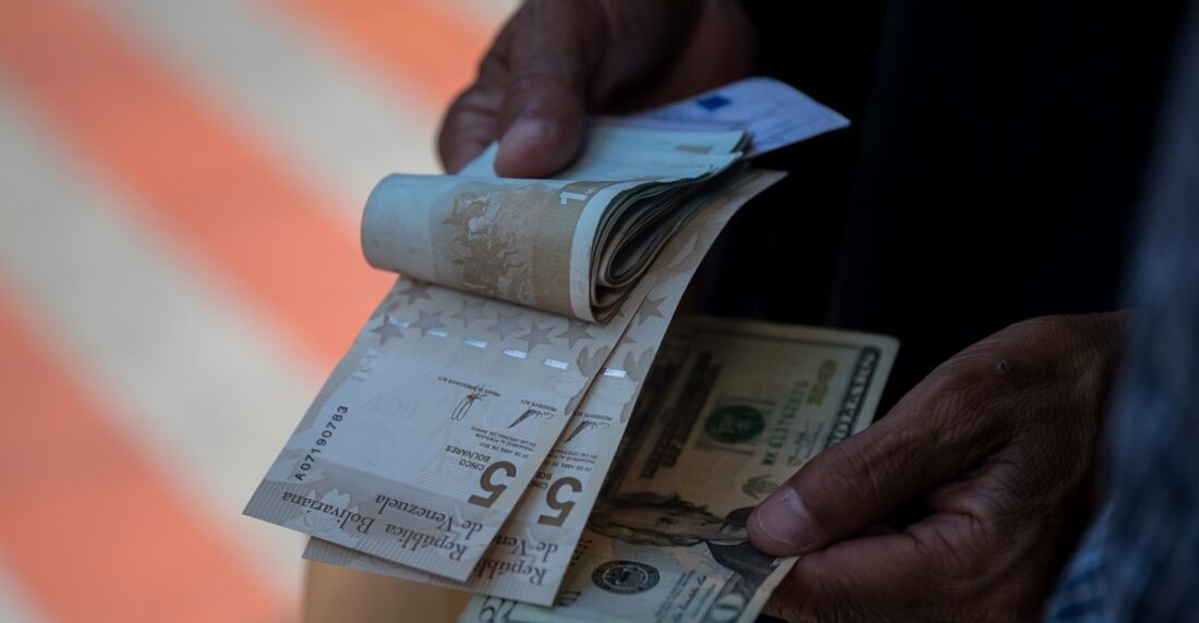 El bolívar se depreció un 7,12 % en un mes frente al dólar
