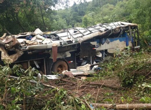Brasil: 10 muertos y 21 heridos al despeñarse un autobús en Sapopema