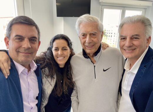 Mario Vargas Llosa supera el covid y sale del hospital en 3 días