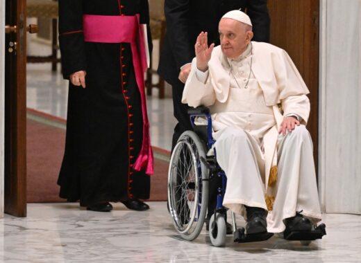 ¿Por qué el Papa Francisco está en silla de ruedas?