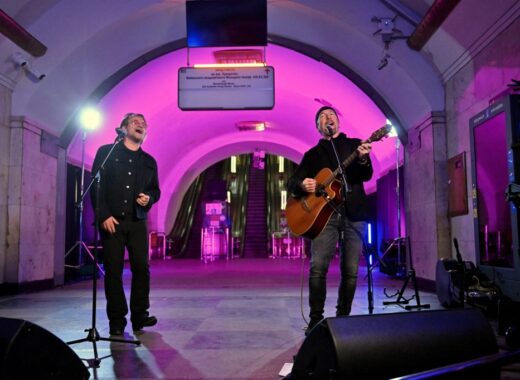 Bono se fue al metro de Kiev y dio un concierto gratis (video)