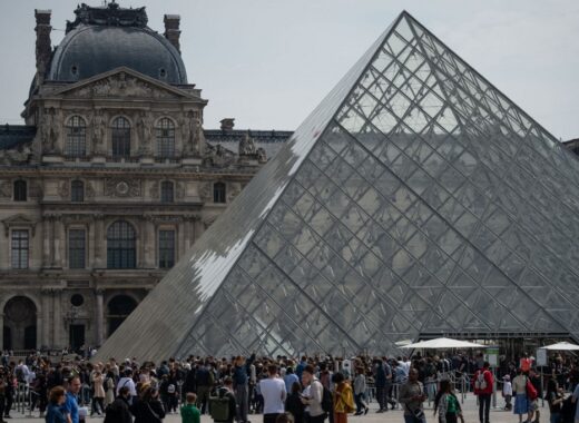 Acusan a expresidente del museo de Louvre por tráfico de arte
