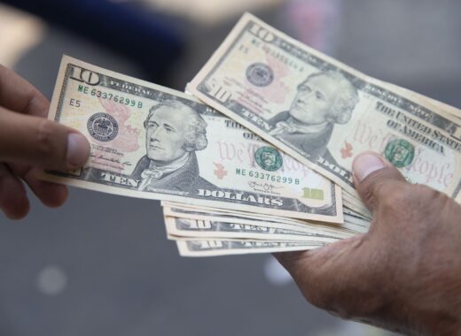 Precio del dólar supera los 5 bolívares, ¿por qué está subiendo?