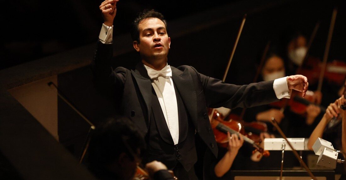 Diego Matheuz dirigiendo la orquesta de la Academia Seiji Ozawa