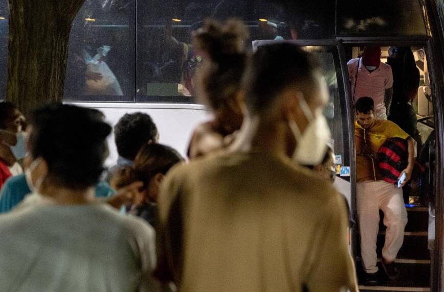 Migrantes venezolanos enviados de Texas a Nueva York AFP Foto