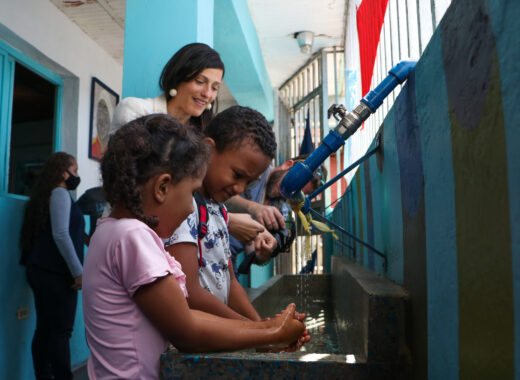 Lata de Agua, con apoyo de Francia llevan agua de lluvia a escuelas en Petare