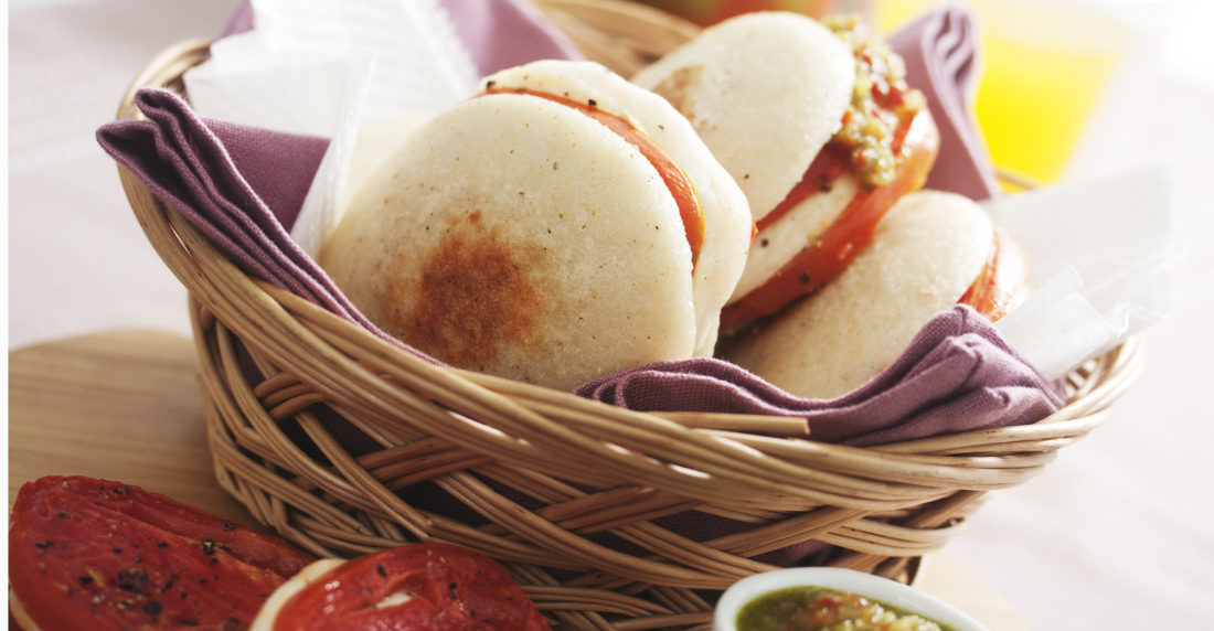 arepa, tomate, queso guayanés