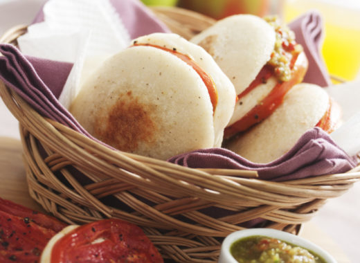 arepa, tomate, queso guayanés