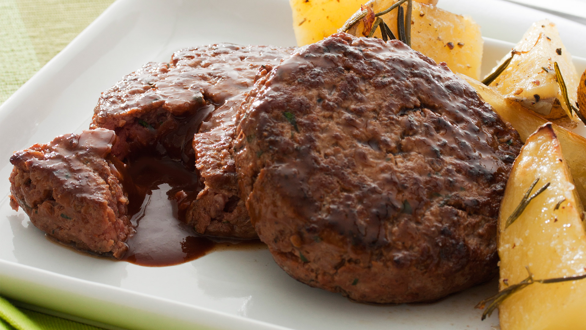 HAMBURGUESA-DE-RES-Y-PAPAS-CON-ROMERO-EDICIÓN-54