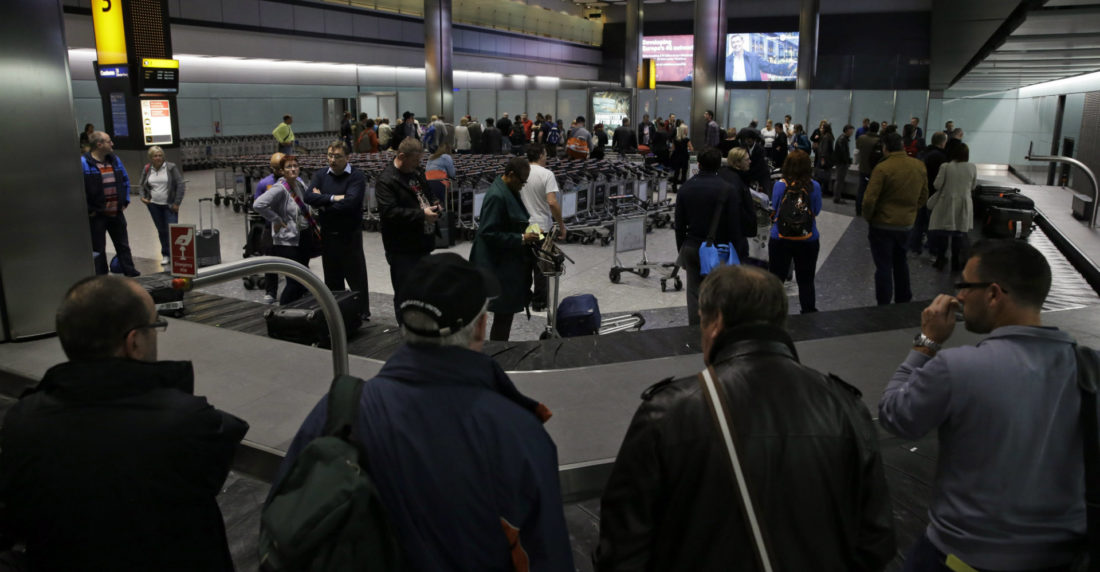 Estadounidenses regresan a su país tras anuncio de Trump