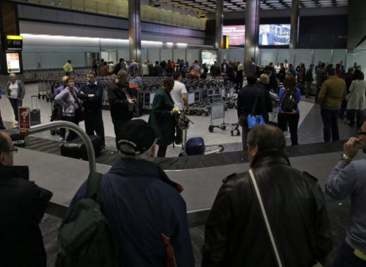 Estadounidenses regresan a su país tras anuncio de Trump