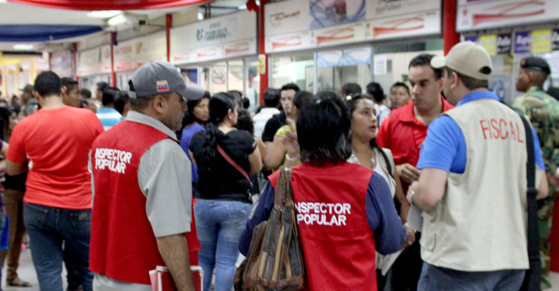 Agentes de Sundee controlando precios