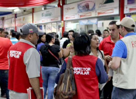 Agentes de Sundee controlando precios