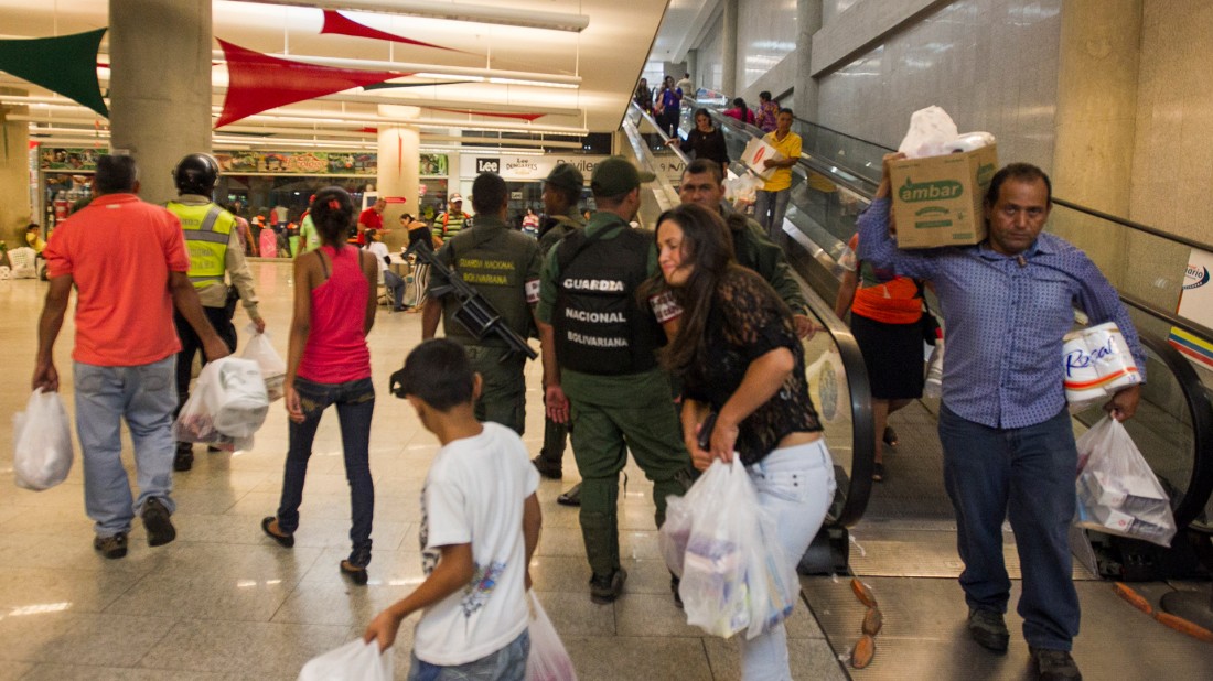 En el Bicentenario de Plaza Venezuela, la gente podía comprar por cajas