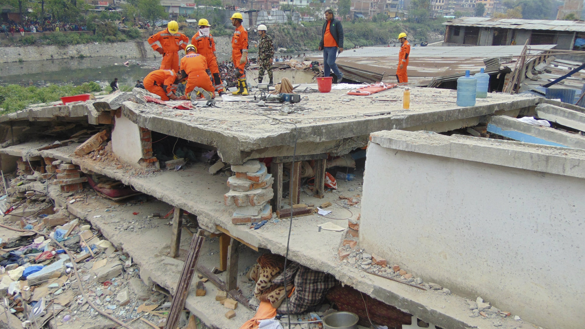 Cifra de muertos en terremoto de Nepal supera los 5.000 | El Estímulo