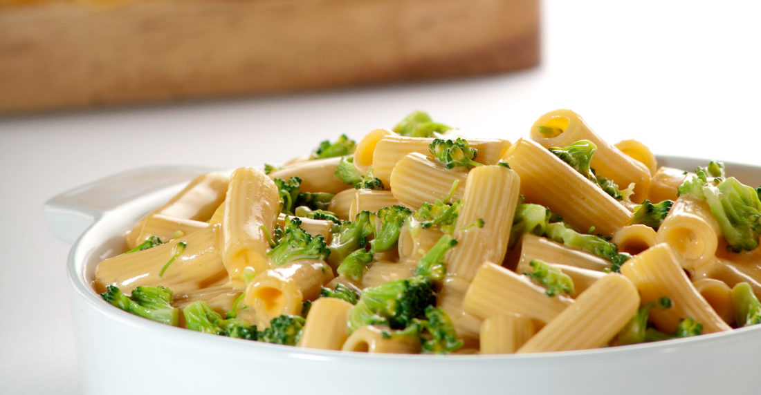 macarrones, queso, brócoli