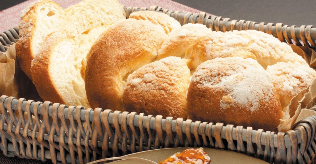 trenzas, pan, leche, azúcar