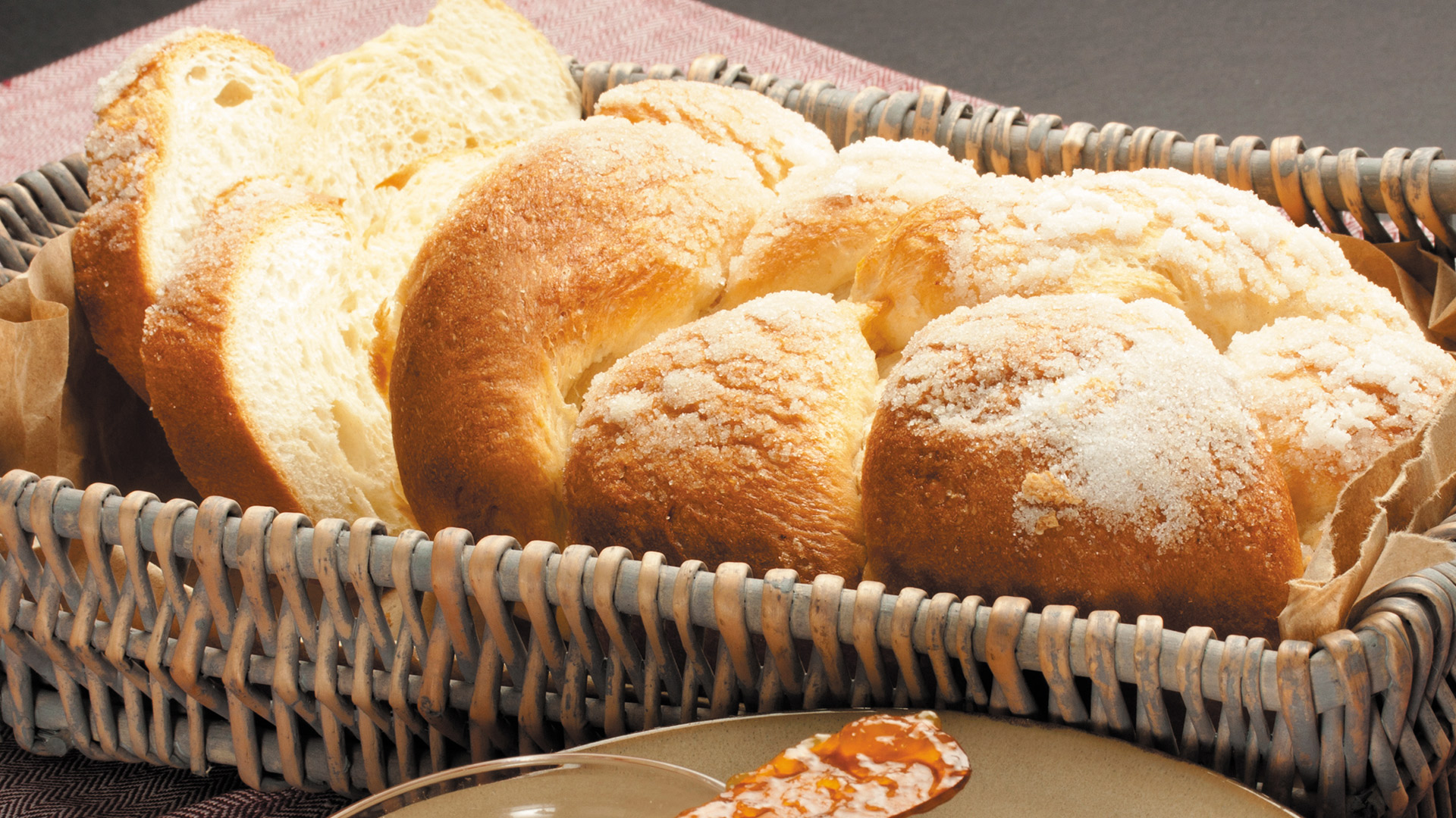 trenzas, pan, leche, azúcar