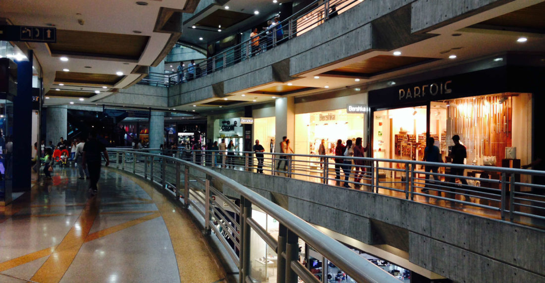 Centros comerciales en Venezuela buscan aire