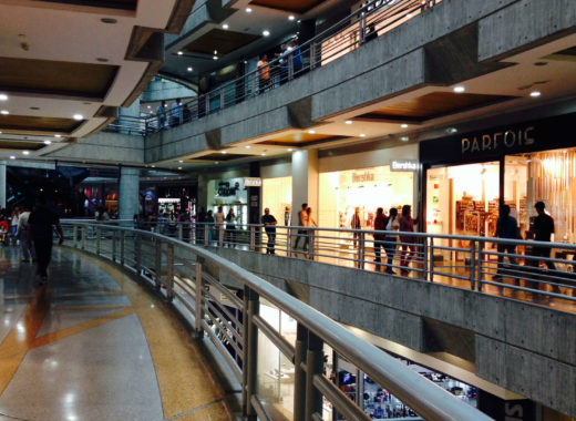 Centros comerciales en Venezuela buscan aire