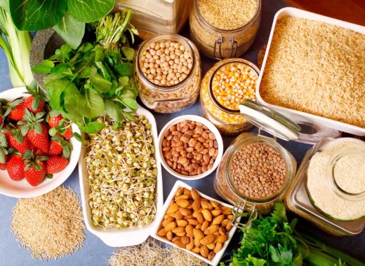 Diciembre no solo trae consigo la magia de la Navidad y el Año Nuevo, sino también una nueva oportunidad para el descanso y el reencuentro con nuestros seres queridos. Sin embargo, en medio de la planificación de viajes y celebraciones, es fundamental que las mujeres no posterguen el cuidado más importante: el propio. Para la Dra. Carmen Clara Mantellini, Ginecobstetra la prevención es la clave para un diciembre sin imprevistos: “Muy importante antes de organizar tu viaje es recordarte que es crucial tener tu chequeo anual al día, incluyendo exámenes ginecológicos, exámenes de mama y revisiones generales. Esto disminuye la posibilidad de un imprevisto cuando estemos lejos de casa. Mantente al día con las vacunas, en especial contra virus respiratorios. Nada como la salud para disfrutar plenamente de esos días”. La especialista ofrece una guía práctica para mantener el bienestar físico y mental mientras se viaja o se disfruta en casa: • Nutrición y Digestión: Manten una dieta equilibrada incluso durante el viaje. Si bien es habitual tener alteraciones en el hábito intestinal por el cambio de horarios, “una alimentación rica en fibra puede ayudarnos a mantener a tono el reloj biológico”. • Vitamina D en Invierno: Si vas a un destino invernal, donde los días son cortos, es importante garantizar niveles de vitamina D óptimos. Es importante consultarlo con tu médico de confianza para elegir la dosis adecuada. • Azúcar y Actividad Física: Una caminata de tan solo 10 minutos después de cada comida ayudará a mantener bajo control los niveles de azúcar. Cualquier actividad física es importante, sobre todo si el destino limita el movimiento. • Salud Mental y Estrés: Las vacaciones deberían ser un espacio de calma, pero el tránsito por aeropuertos y la organización pueden generar estrés. Prácticas como mindfulness, meditación, yoga o respiración consciente pueden ayudarte a mantener la calma y no perder el control. Recuerda que existen profesionales de la salud mental en línea que pueden apoyarte cuando lo necesites. • Higiene del Sueño: El descanso es fundamental. Recuerda la importancia del sueño; dormir al menos 7 horas cada día, idealmente yendo a la cama siempre a la misma hora, le dice a tu sistema que todo está en orden, lo que te ayudará a regular desequilibrios, sobre todo a tu regreso. “Beber mucha agua. Esto es muy importante sobre todo en los vuelos, ya que el aire en cabina suele ser muy seco. La recomendación internacional es de al menos 1 vaso de agua por cada hora de viaje. Piensa que, con cada ida al baño, es la excusa perfecta para estirar las piernas y activar los músculos. Para mujeres mayores de 50 años o con insuficiencia circulatoria, se recomienda utilizar medias de compresión moderada en vuelos de larga distancia” asevera Mantellini. Finalmente, en el ámbito ginecológico, la Dra. Insta a la conciencia: “Evita fumar, evita o limita el consumo de alcohol y practica sexo seguro.” Como medida de cuidado externo, aconseja: “Lleva siempre contigo una crema hidratante y que no falte una crema de óxido de zinc para cualquier irritación anormal en tu zona vulvar. Presta mucha atención a los cambios en tu cuerpo y consulta a tu médico de confianza si notas algo inusual”. “Que tengan una feliz Navidad y un venturoso año nuevo.” Para más consejos de salud femenina y bienestar, siga a la Dra. Carmen Mantellini en todas sus redes sociales: @dramantellini