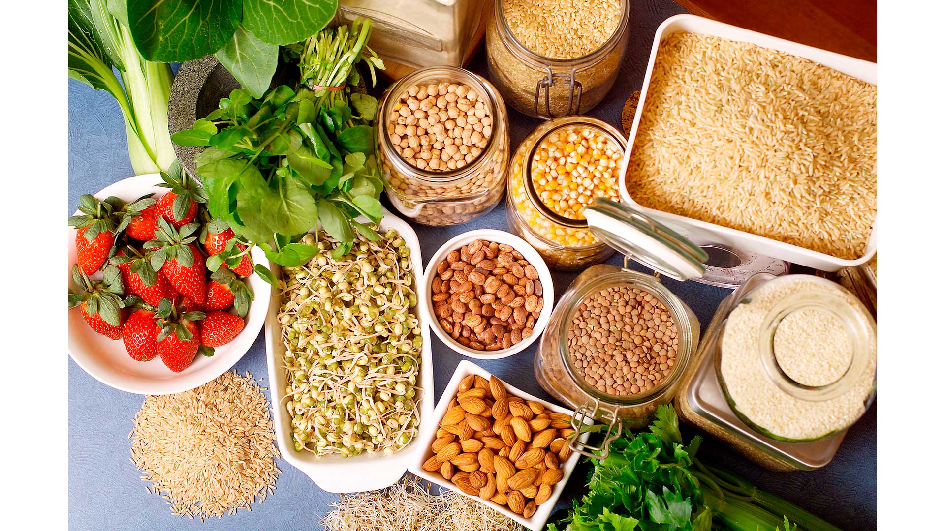 Diciembre no solo trae consigo la magia de la Navidad y el Año Nuevo, sino también una nueva oportunidad para el descanso y el reencuentro con nuestros seres queridos. Sin embargo, en medio de la planificación de viajes y celebraciones, es fundamental que las mujeres no posterguen el cuidado más importante: el propio.
 Para la Dra. Carmen Clara Mantellini, Ginecobstetra la prevención es la clave para un diciembre sin imprevistos: “Muy importante antes de organizar tu viaje es recordarte que es crucial tener tu chequeo anual al día, incluyendo exámenes ginecológicos, exámenes de mama y revisiones generales. Esto disminuye la posibilidad de un imprevisto cuando estemos lejos de casa. Mantente al día con las vacunas, en especial contra virus respiratorios. Nada como la salud para disfrutar plenamente de esos días”.
La especialista ofrece una guía práctica para mantener el bienestar físico y mental mientras se viaja o se disfruta en casa:
•	Nutrición y Digestión: Manten una dieta equilibrada incluso durante el viaje. Si bien es habitual tener alteraciones en el hábito intestinal por el cambio de horarios, “una alimentación rica en fibra puede ayudarnos a mantener a tono el reloj biológico”.
•	Vitamina D en Invierno: Si vas a un destino invernal, donde los días son cortos, es importante garantizar niveles de vitamina D óptimos. Es importante consultarlo con tu médico de confianza para elegir la dosis adecuada.
•	Azúcar y Actividad Física: Una caminata de tan solo 10 minutos después de cada comida ayudará a mantener bajo control los niveles de azúcar. Cualquier actividad física es importante, sobre todo si el destino limita el movimiento.
•	Salud Mental y Estrés: Las vacaciones deberían ser un espacio de calma, pero el tránsito por aeropuertos y la organización pueden generar estrés. Prácticas como mindfulness, meditación, yoga o respiración consciente pueden ayudarte a mantener la calma y no perder el control. Recuerda que existen profesionales de la salud mental en línea que pueden apoyarte cuando lo necesites.
•	Higiene del Sueño: El descanso es fundamental. Recuerda la importancia del sueño; dormir al menos 7 horas cada día, idealmente yendo a la cama siempre a la misma hora, le dice a tu sistema que todo está en orden, lo que te ayudará a regular desequilibrios, sobre todo a tu regreso.
“Beber mucha agua. Esto es muy importante sobre todo en los vuelos, ya que el aire en cabina suele ser muy seco. La recomendación internacional es de al menos 1 vaso de agua por cada hora de viaje. Piensa que, con cada ida al baño, es la excusa perfecta para estirar las piernas y activar los músculos. Para mujeres mayores de 50 años o con insuficiencia circulatoria, se recomienda utilizar medias de compresión moderada en vuelos de larga distancia” asevera Mantellini.
	Finalmente, en el ámbito ginecológico, la Dra. Insta a la conciencia: “Evita fumar, evita o limita el consumo de alcohol y practica sexo seguro.”
	Como medida de cuidado externo, aconseja: “Lleva siempre contigo una crema hidratante y que no falte una crema de óxido de zinc para cualquier irritación anormal en tu zona vulvar. Presta mucha atención a los cambios en tu cuerpo y consulta a tu médico de confianza si notas algo inusual”.
 “Que tengan una feliz Navidad y un venturoso año nuevo.”
Para más consejos de salud femenina y bienestar, siga a la Dra. Carmen Mantellini en todas sus redes sociales: @dramantellini

