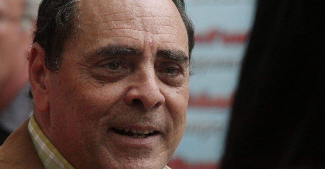 Héctor Navarro y las banderas anti corrupción