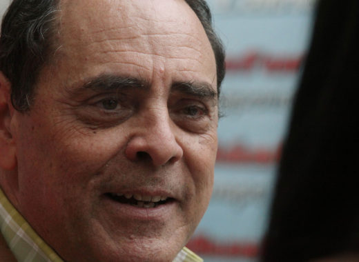 Héctor Navarro y las banderas anti corrupción