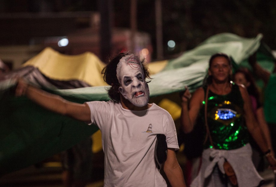 CENTENARES DE PERSONAS PROTESTAN EN SAO PAULO CONTRA NOMBRAMIENTO DE LULA