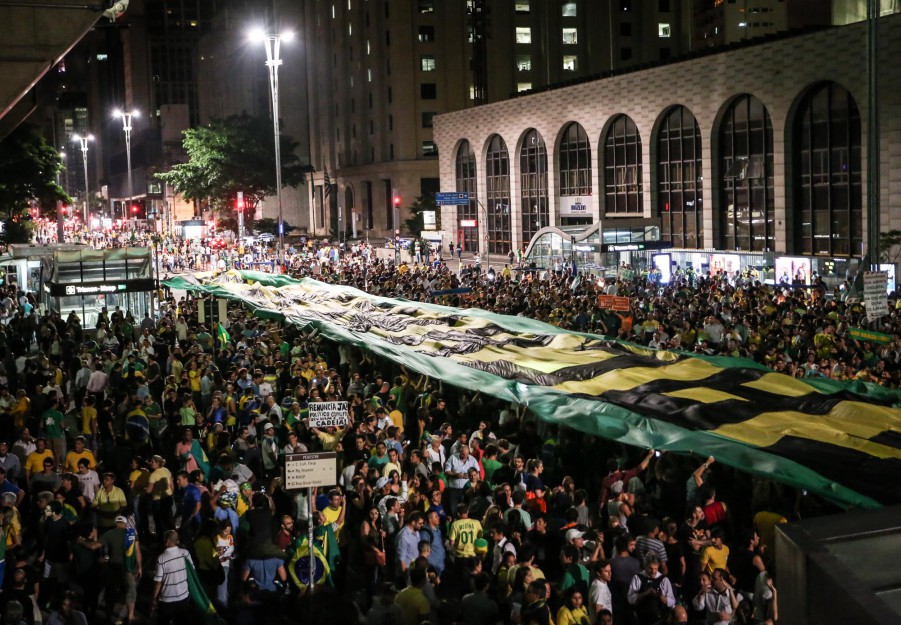 CENTENARES DE PERSONAS PROTESTAN EN SAO PAULO CONTRA NOMBRAMIENTO DE LULA