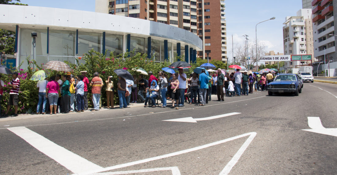 colas para comprar comida
