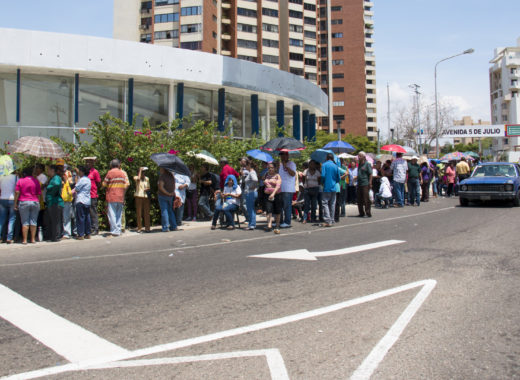 colas para comprar comida