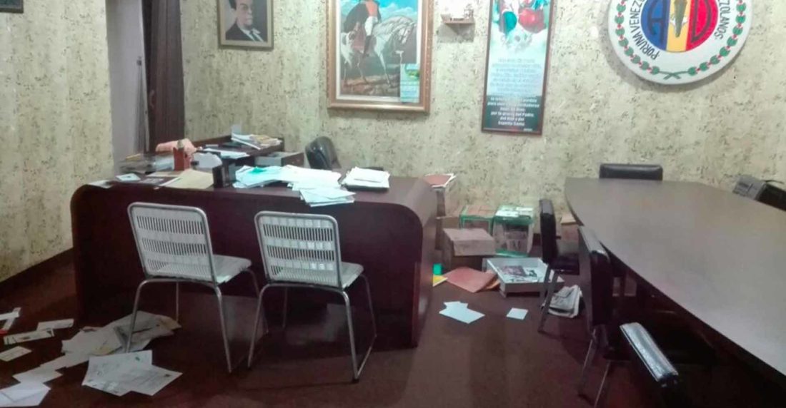 Destrozos en sede de AD