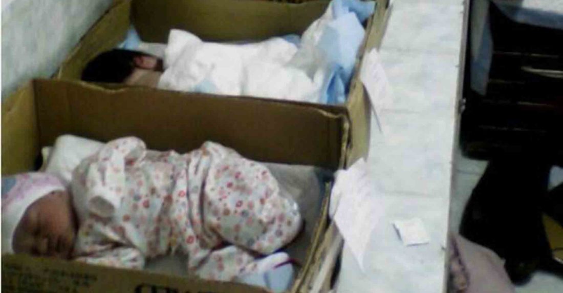 bebés en cajas