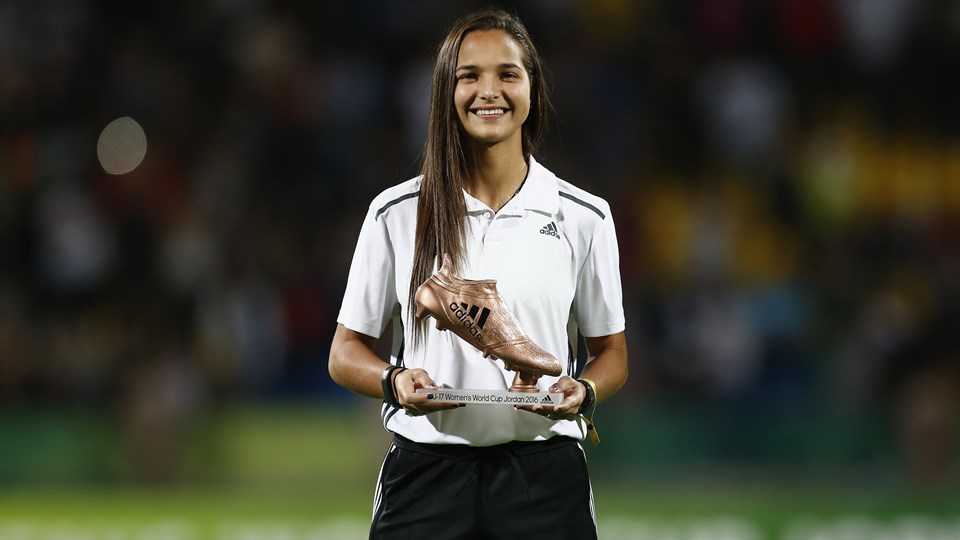 Deyna Castellanos recibe bota y balón de bronce