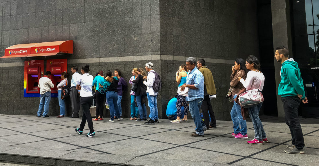 Cola cajeros automáticos