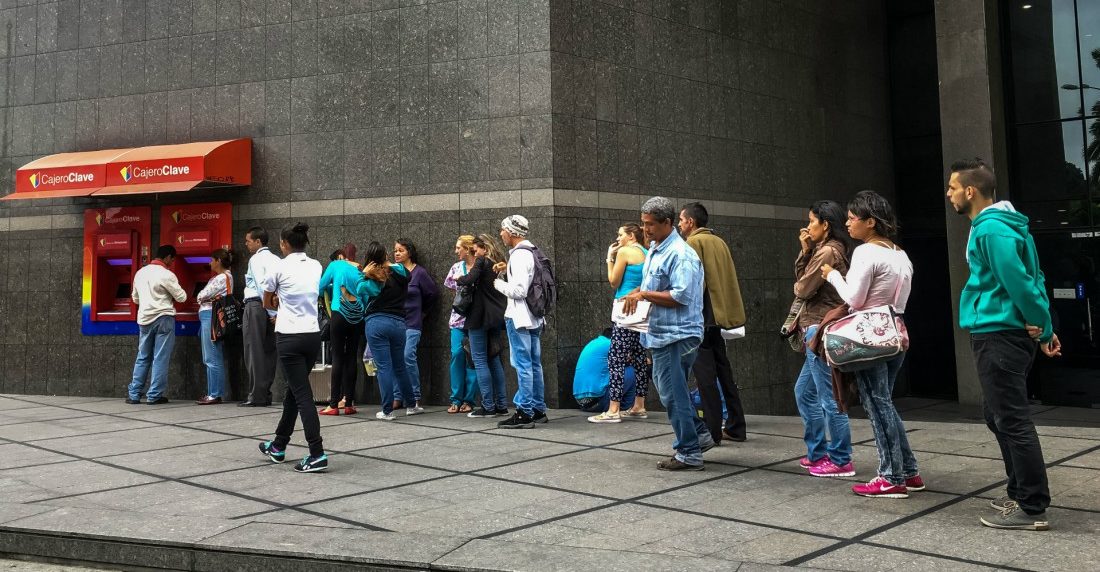Cola cajeros automáticos