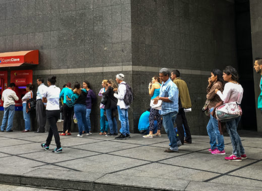 Cola cajeros automáticos